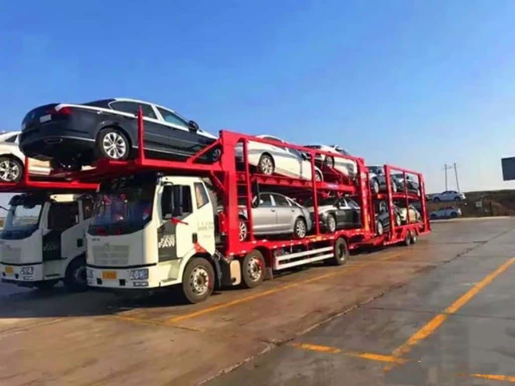 Camion porte-voitures chargé de véhicules