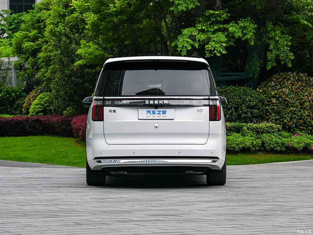 2024 Zeekr 009 7-Seat AWD 108kWh — Zeekr 009 elevated front angle, for export